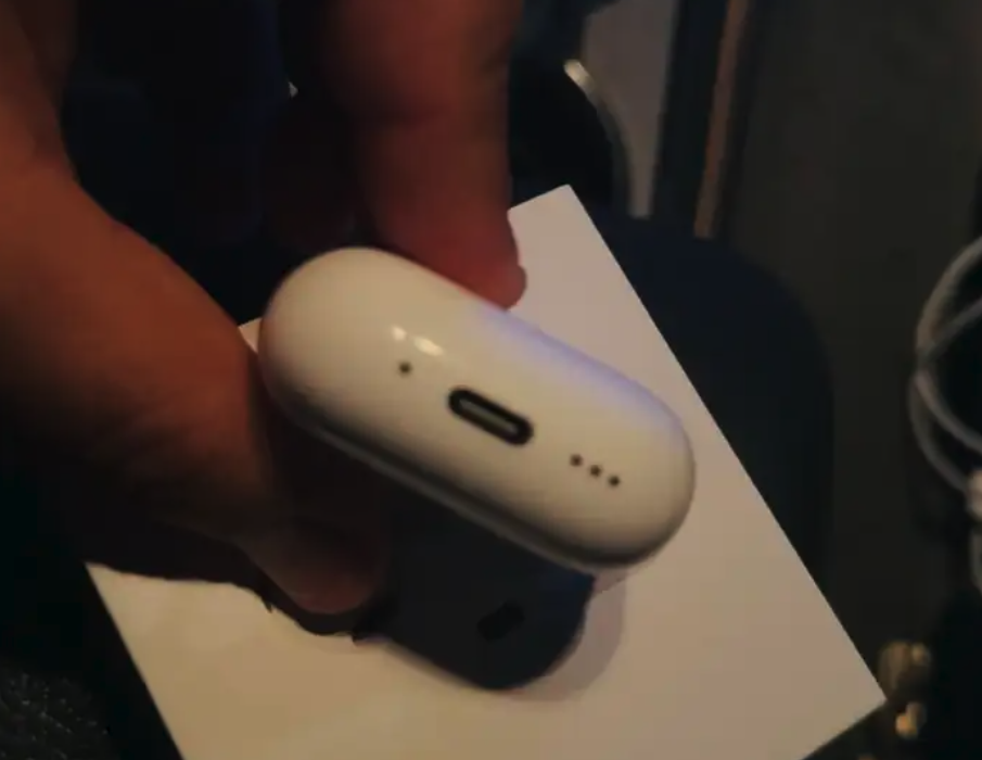 سماعات ابل الإصدار الرابع مع خاصية العزل الصوت السعر جميل