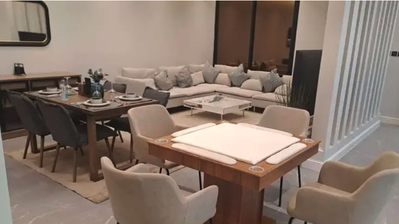 طاولة بلوت مع الكراسي ملكية توصيل فوري