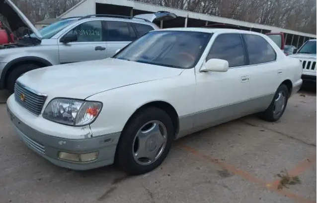 مزاد قادم لكزس LS400 موديل 2000