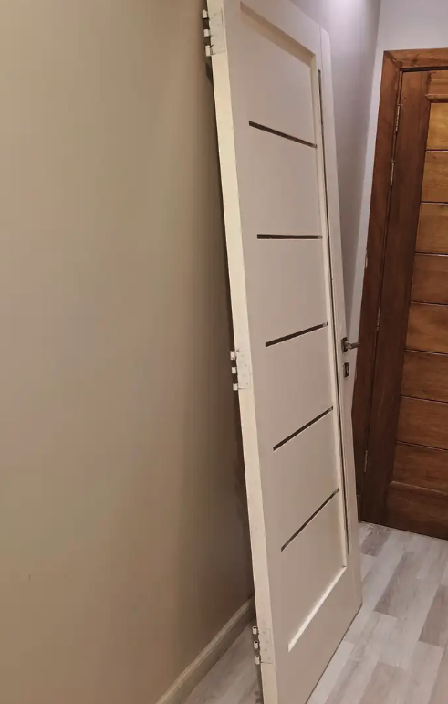 باب خشب شبه جديد للبيع من غير حلق