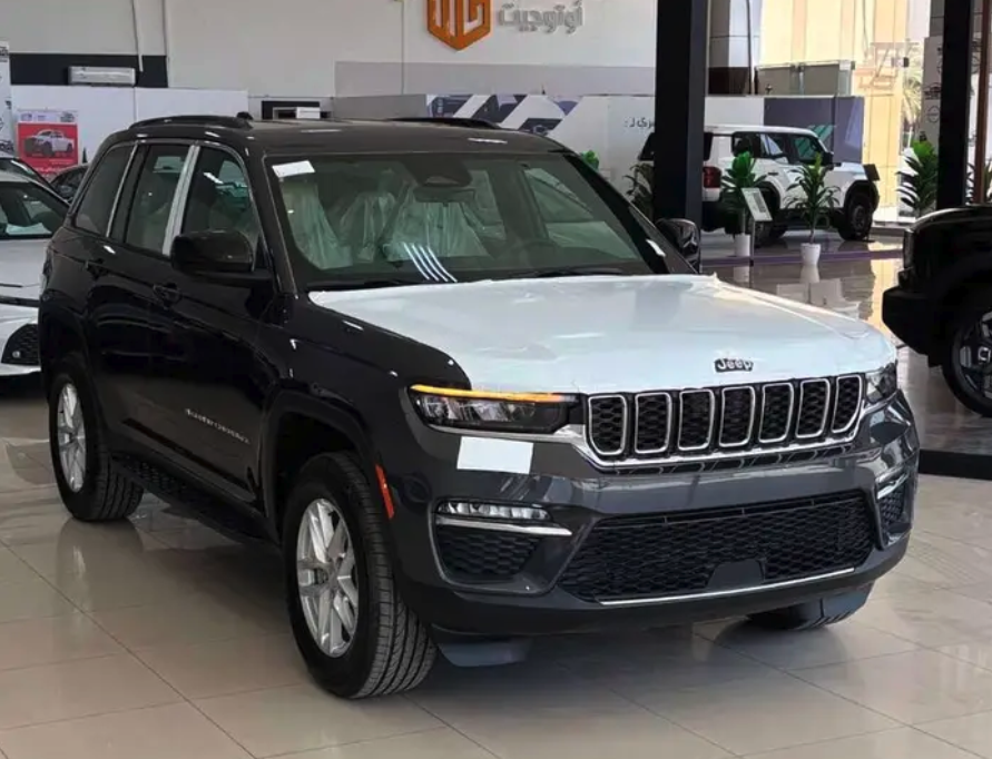 جيب جراند شيروكي لاريدو 2025 لدي شركه اتوجيت للسيارات