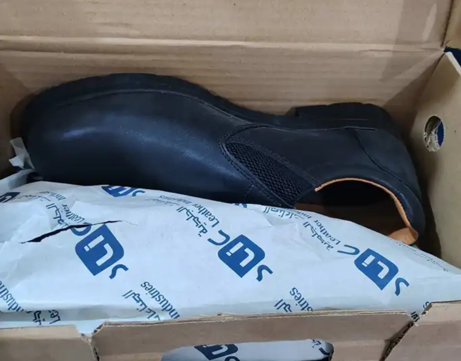 جزمة سلامة 200 ريال ( CAT ( safety shoes