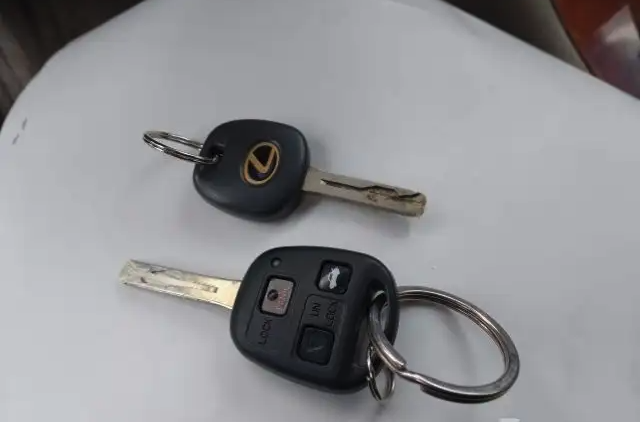 مزاد قادم لكزس LS400 موديل 2000