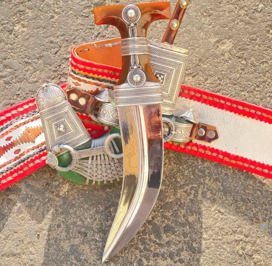 خنجر قرن طبيعي احمر صب المدني