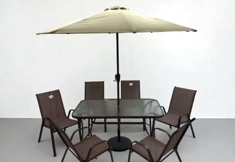 طقم طاولة مع مضلة مع كراسي .