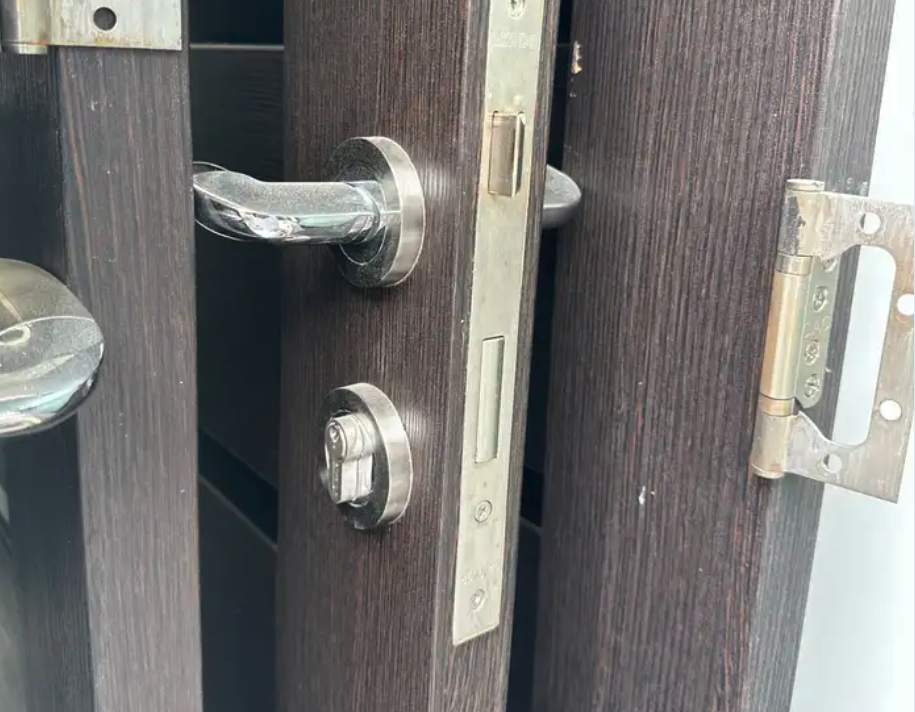 ابواب داخلية خشب ملبس قشرة wpc