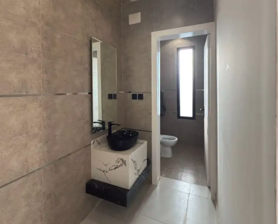 للبيع ف أبها - شقة ببلكونة ودرج داخلي للسطح بسعر 520 الف