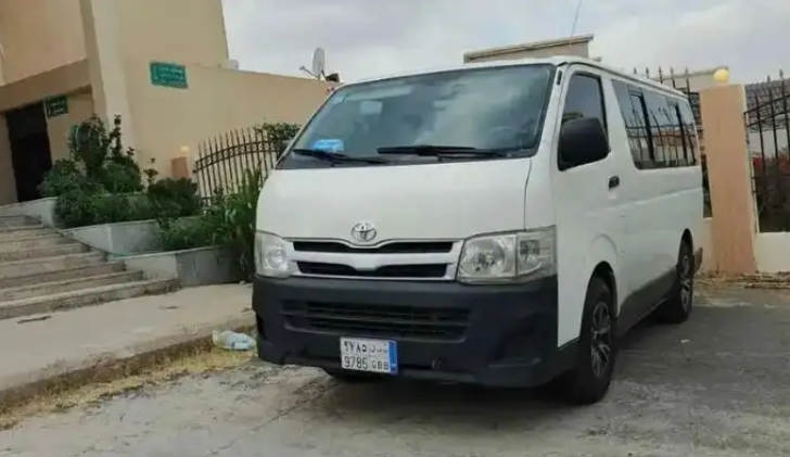 باص نظيف توصيل رحلات بأسعار رمزية