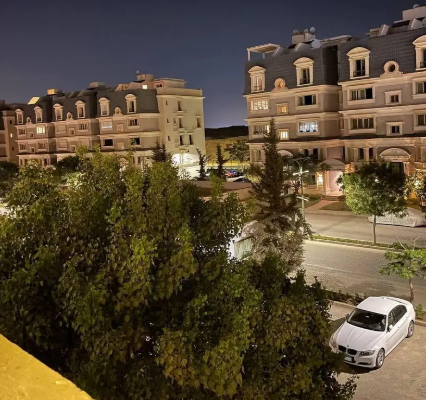 اي فيلا روف 235م + 80م حديقة نصف تشطيب تطل علي بحيرة ماونتن فيو هايد بارك Mountain view hyde park