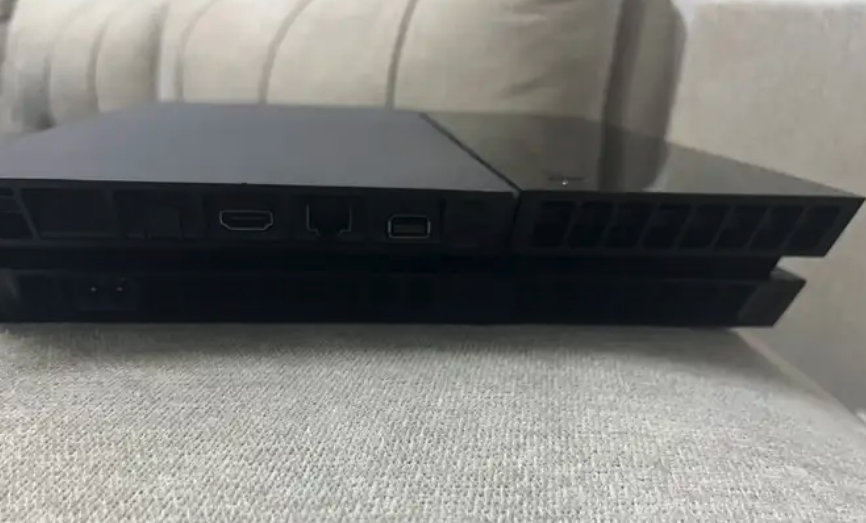 سوني 4 متهكر جاهز عليه اكتر من 40 لعبه