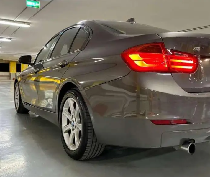 BMW 320i ممشى قليل يرجى التواصل واتس اب الرقم في الاعلان