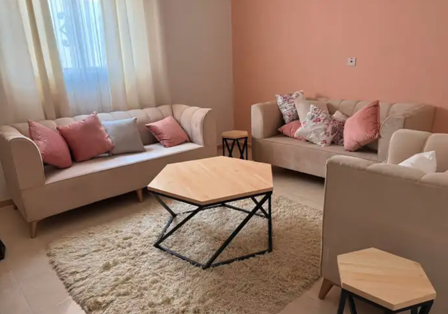 كنب جديد لم يستخدم مع طاولات