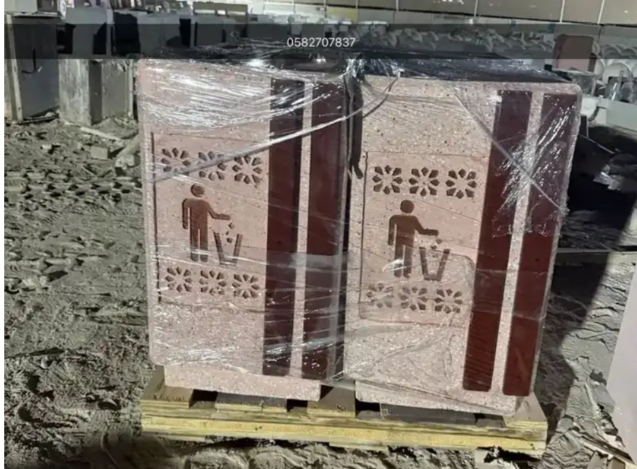 حاويات نفايات وكراسي خرسانية