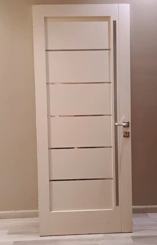 باب خشب شبه جديد للبيع من غير حلق