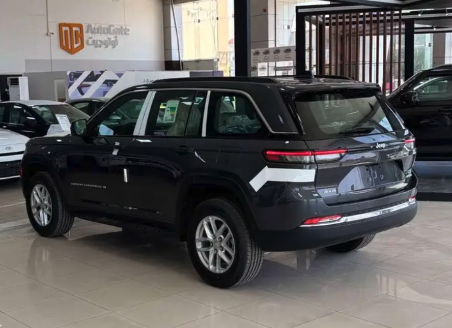 جيب جراند شيروكي لاريدو 2025 لدي شركه اتوجيت للسيارات