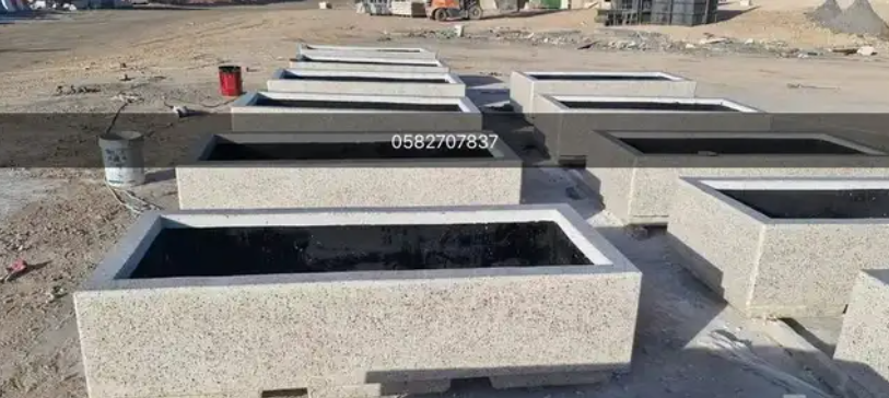 حاويات نفايات وكراسي خرسانية
