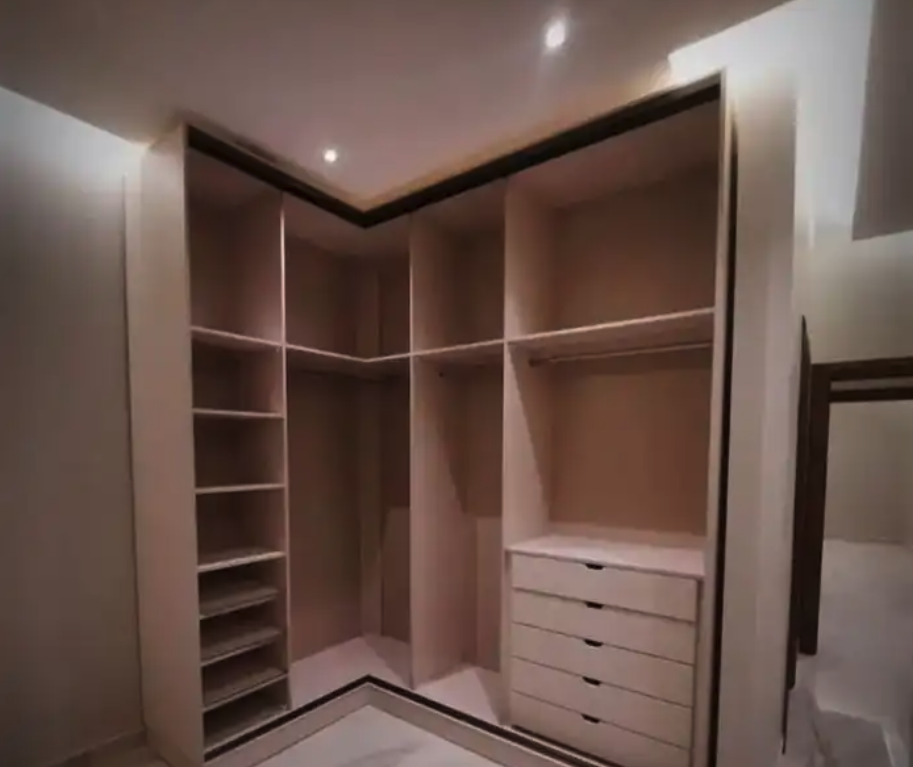 تفصل غرف نوم وتركيب ديكورات خشبية والتنجيد ودهان الأبواب