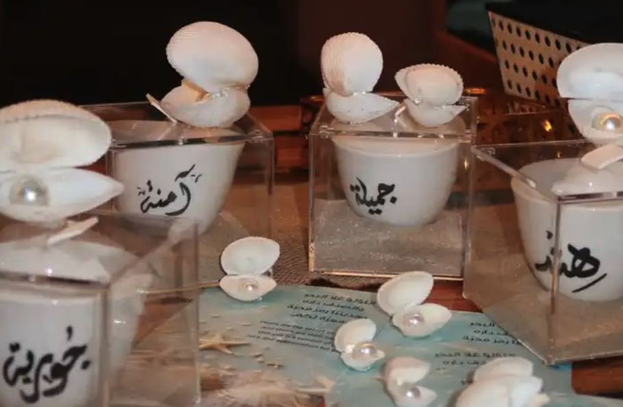 رسم و كتابة على فناجين القهوة - رسامة