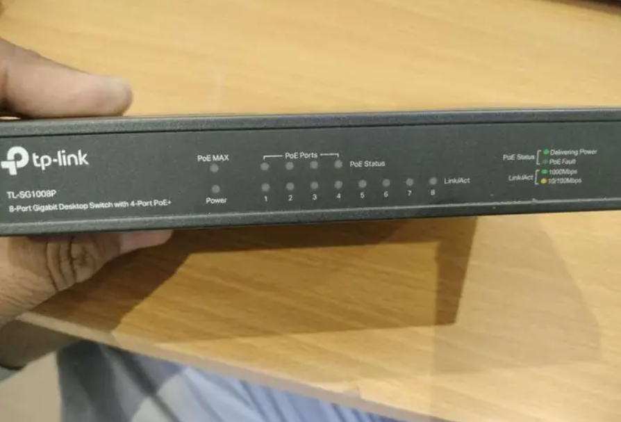 1008 جهاز توزيع جيجابت ب 8 منافذ