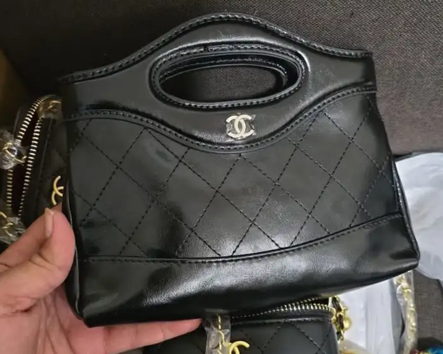 شنط تقليد ماركات بالجمله السعر يبدأ من 110 الى 130 طبعا جمله