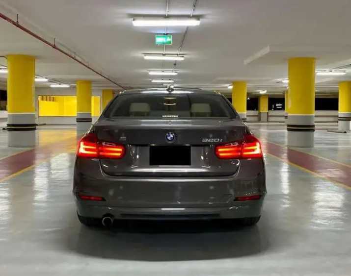 BMW 320i ممشى قليل يرجى التواصل واتس اب الرقم في الاعلان