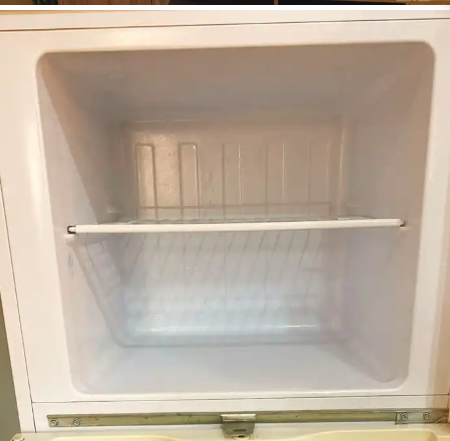 ثلاجة و شاشة وظهر سرير