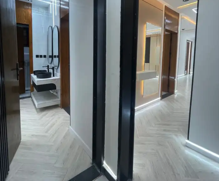 للبيع شقق علويه بسطح خاص ومصعد جاهز 550 الف شرق الخميس