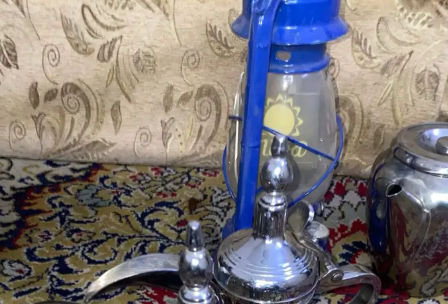 دله وفانوس وابريق وكوب قديم كلها قديم واثريه