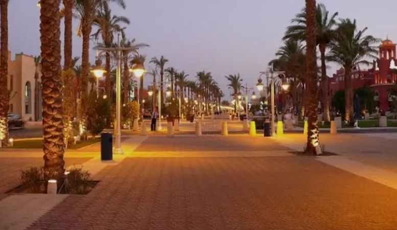 فيلا علي البحر مباشره حمام سباحه خاص بالممشى السياحي بجوار بلو سبا تصلح لشهر العسل والعايلات