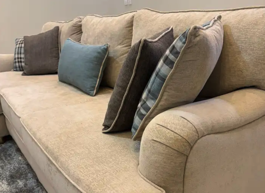 كنب حرف L شبه جديد ب2000 قابل للتفاوض البسيط