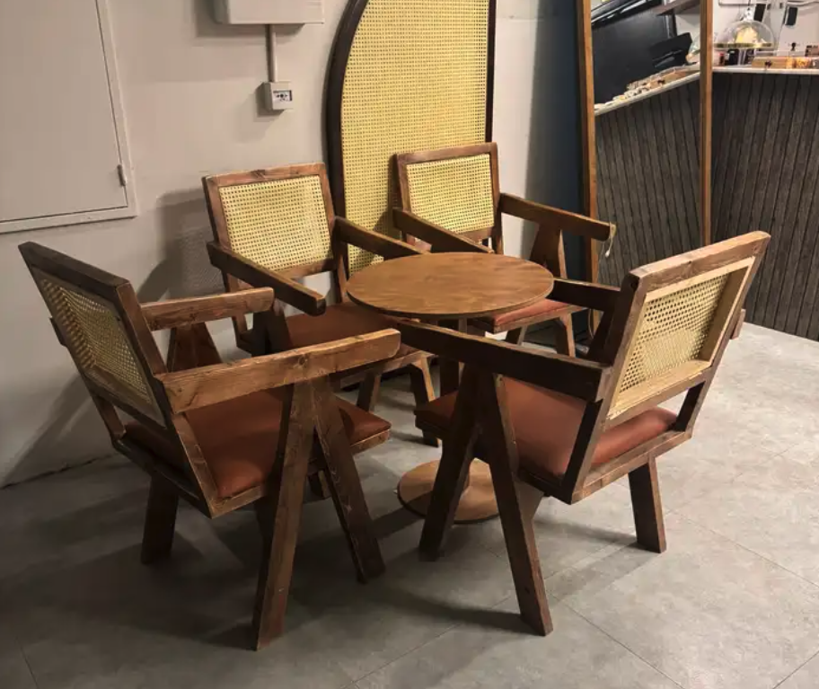 كراسي وطاولات للببيع