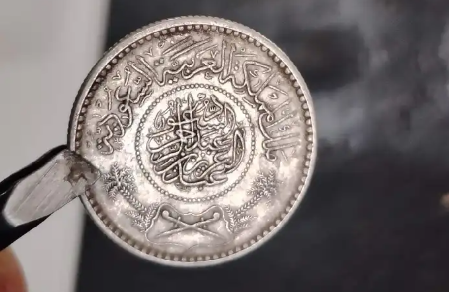 4 قطع عملات قديمة