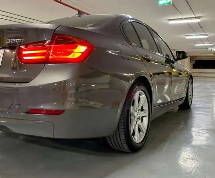 BMW 320i ممشى قليل يرجى التواصل واتس اب الرقم في الاعلان