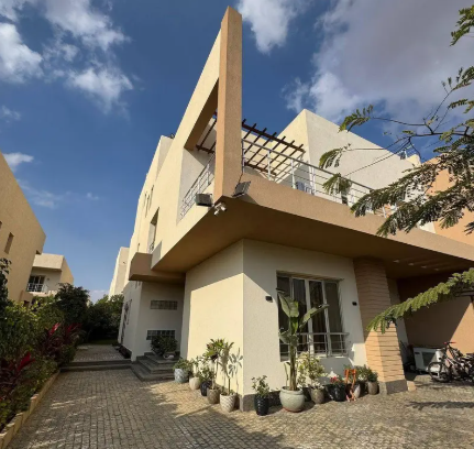 قصر بانورامي متشطب 1009 متر 3 ادوار مع حمام سباحة خاص بجوار Mountain View و Nyoum من Grand Heights