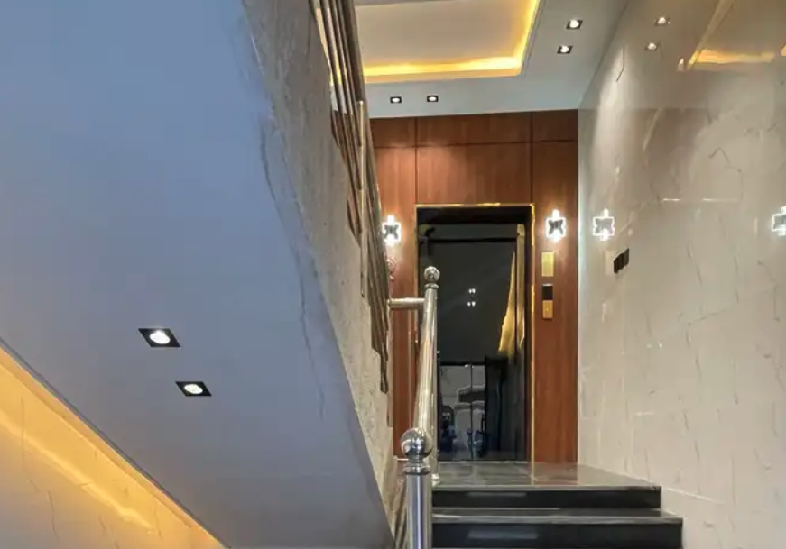 للبيع شقه علويه بسطح خاص ومصعد جاهز 480 الف ابها البديع