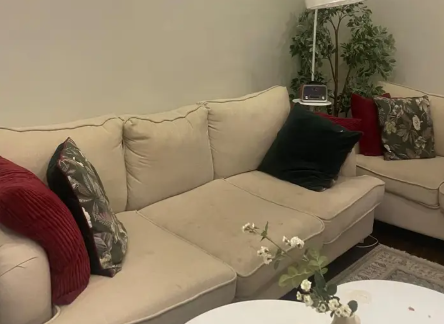 كنب و مكيف وغرفة نوم