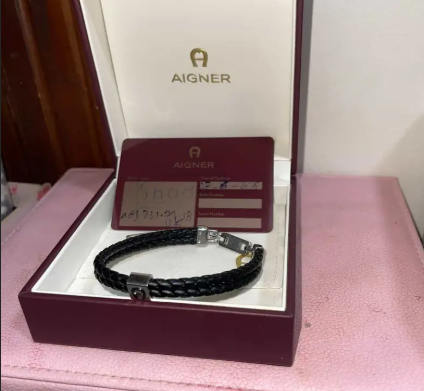 سوار AIGNER رجالي أصلي جلد أسود بحالة ممتازة