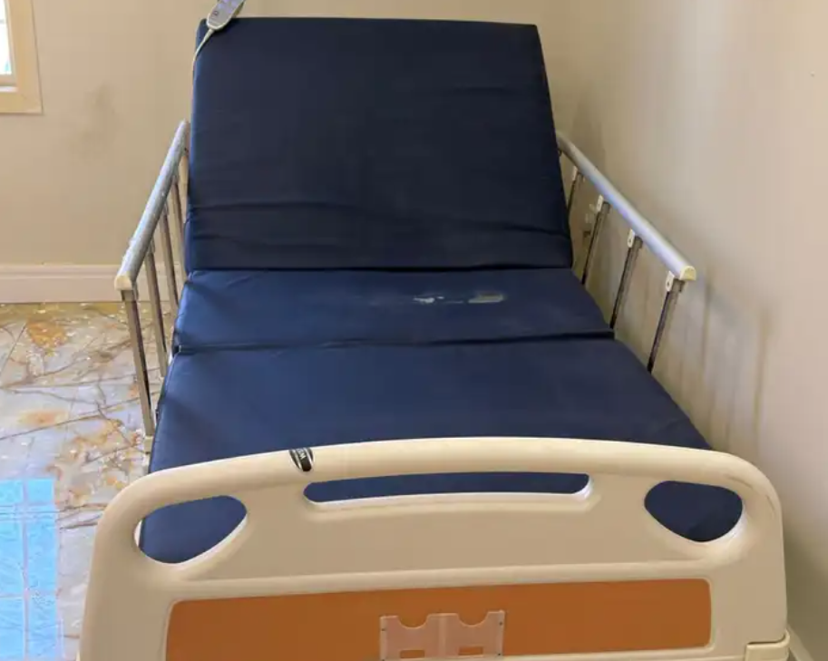 سرير طبي ورافعة مريض