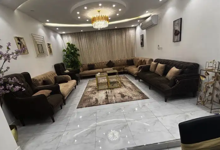 كنب طقمين طقم متصل حرف L وطقم قطع لونين بني وبيج