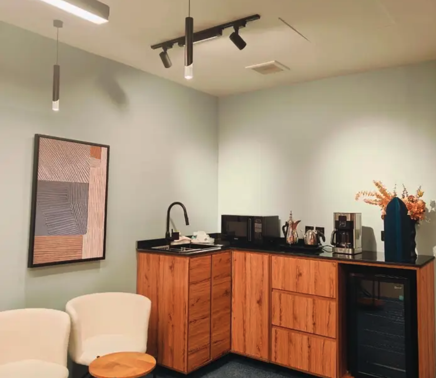 مكاتب مؤثثة للايجار الملقا ( سنوي شهري يومي )