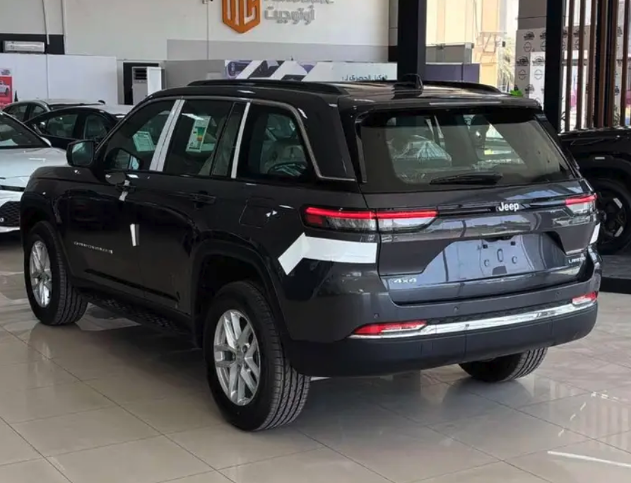 جيب جراند شيروكي لاريدو 2025 لدي شركه اتوجيت للسيارات