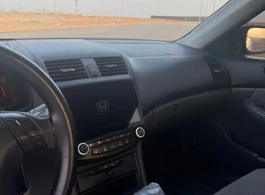 هوندا اكورد 2004 فضي مستعمل