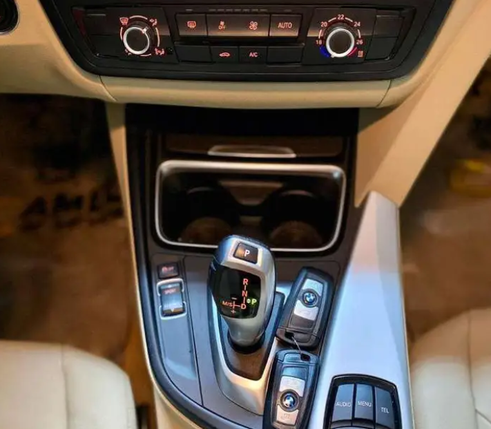 BMW 320i ممشى قليل يرجى التواصل واتس اب الرقم في الاعلان
