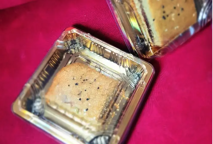 كيكة دخن محشية بالتمر