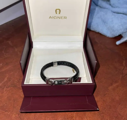 سوار AIGNER رجالي أصلي جلد أسود بحالة ممتازة