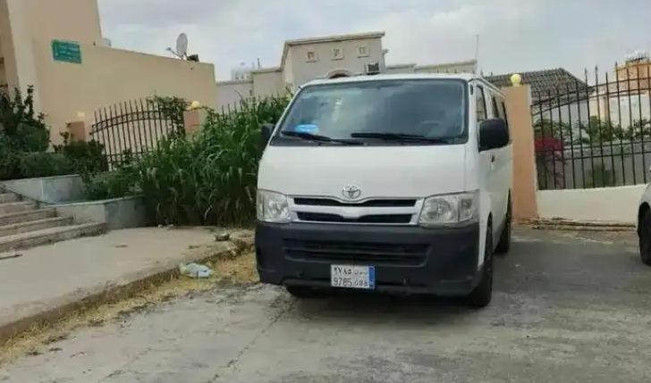 باص نظيف توصيل رحلات بأسعار رمزية