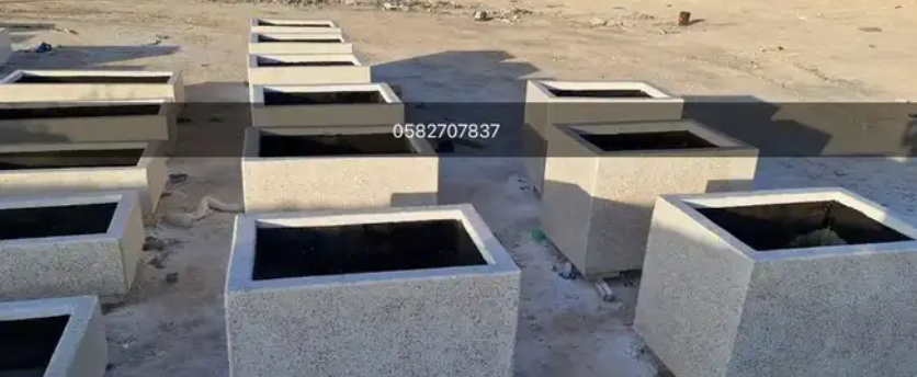 حاويات نفايات وكراسي خرسانية
