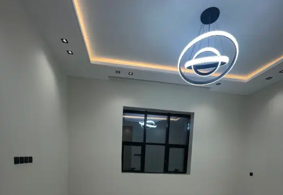 للبيع شقه علويه بسطح خاص ومصعد جاهز 480 الف ابها البديع