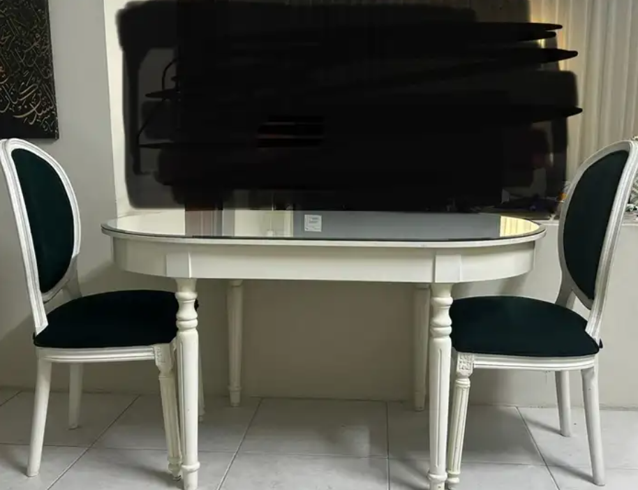 طاوله طعام كلاسيكي لون ابيض خشب زان