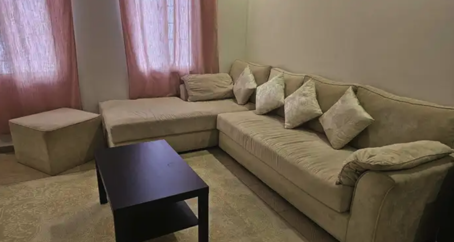 كنبة و سجادة 3 2 متر و طاولة و طاولة تلفزيون إيكيا